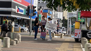 PAINT_sidewalk_prayer_evangelism_far-320.jpeg