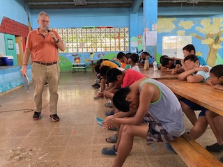 2024-05_AMP-CAI_Kirk-pray-kids-BLUR-320.jpeg